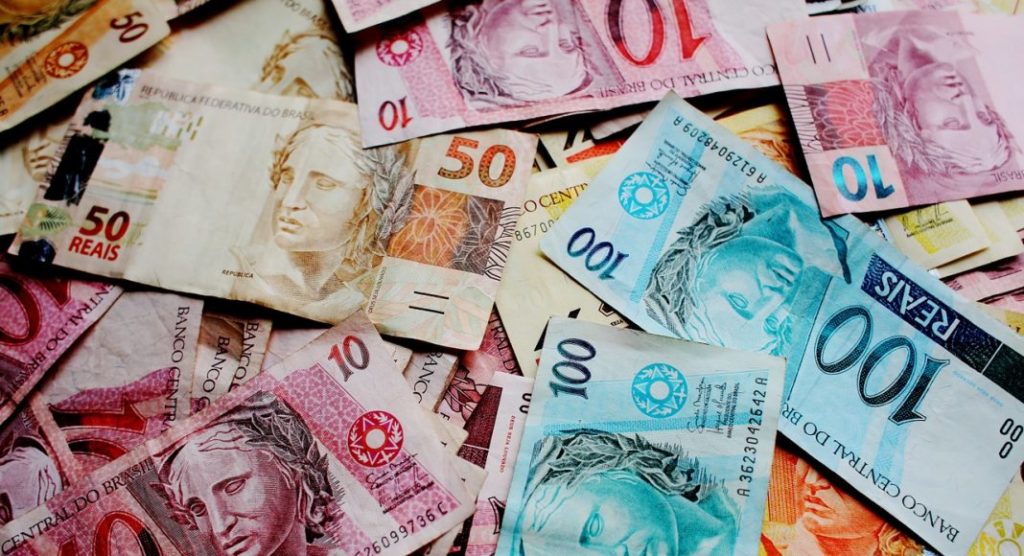 Real brasileiro é a moeda mais desvalorizada do mundo, diz Financial